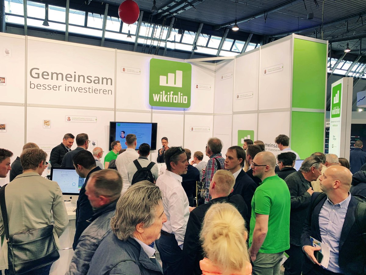 wikifolio's tweet image. #INVEST2019 ☞ Volles Haus wenn #wikifolioTrader ihre Erfolgsgeheimnisse lüften. In Kürze (11:00): Christian Scheid im Live-Talk in unserem #TradersCorner. Danach Christian Jagd um 12:00. Besuchen auch Sie uns am Stand 4D62! 👋