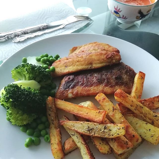 Chefsmarbella's tweet photo. Pam's Luxury #fishnchips. Fresh #dorada dredged in #spiced flour and #shallowfried in olive oil and butter. Served with #herbyfries and a lemon, horseradish and tomato sauce.
.
#personalchefsmarbella #marbellahensβ¦
πΈ https://t.co/752BU3J2N3 via https://t.co/5OFlQj7JdF https://t.co/BNXQojxII9