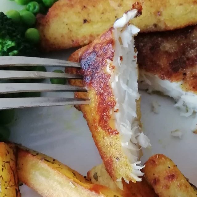 Chefsmarbella's tweet photo. Pam's Luxury #fishnchips. Fresh #dorada dredged in #spiced flour and #shallowfried in olive oil and butter. Served with #herbyfries and a lemon, horseradish and tomato sauce.
.
#personalchefsmarbella #marbellahensβ¦
πΈ https://t.co/752BU3J2N3 via https://t.co/5OFlQj7JdF https://t.co/BNXQojxII9