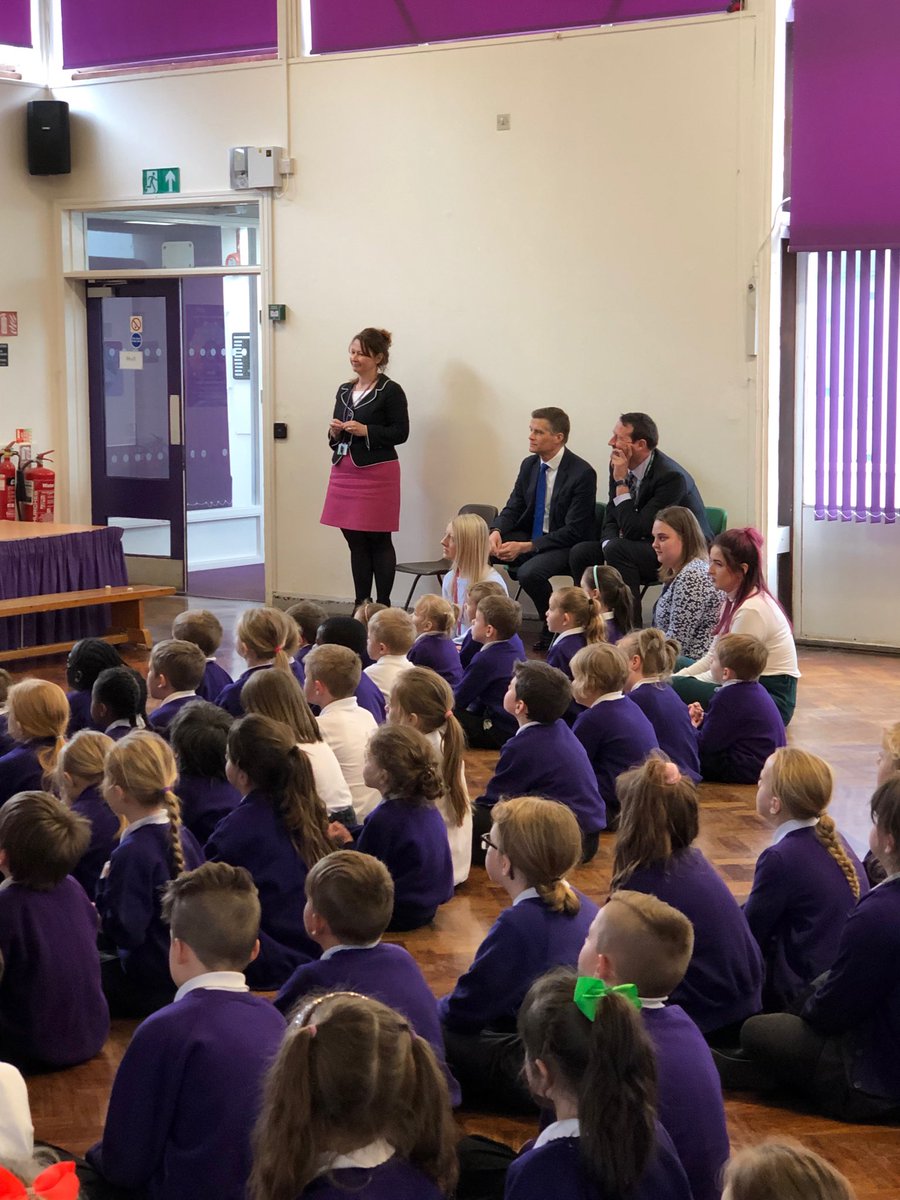 L_Costello65's tweet photo. Delighted to welcome ⁦@Mark_J_Harper⁩ to Offa’s Mead . Watching our remarkable lives video and answering some very challenging questions on Brexit . So proud of our young people. Thank you for taking the time and understanding our school and all that is being achieved https://t.co/egQseTPJZb