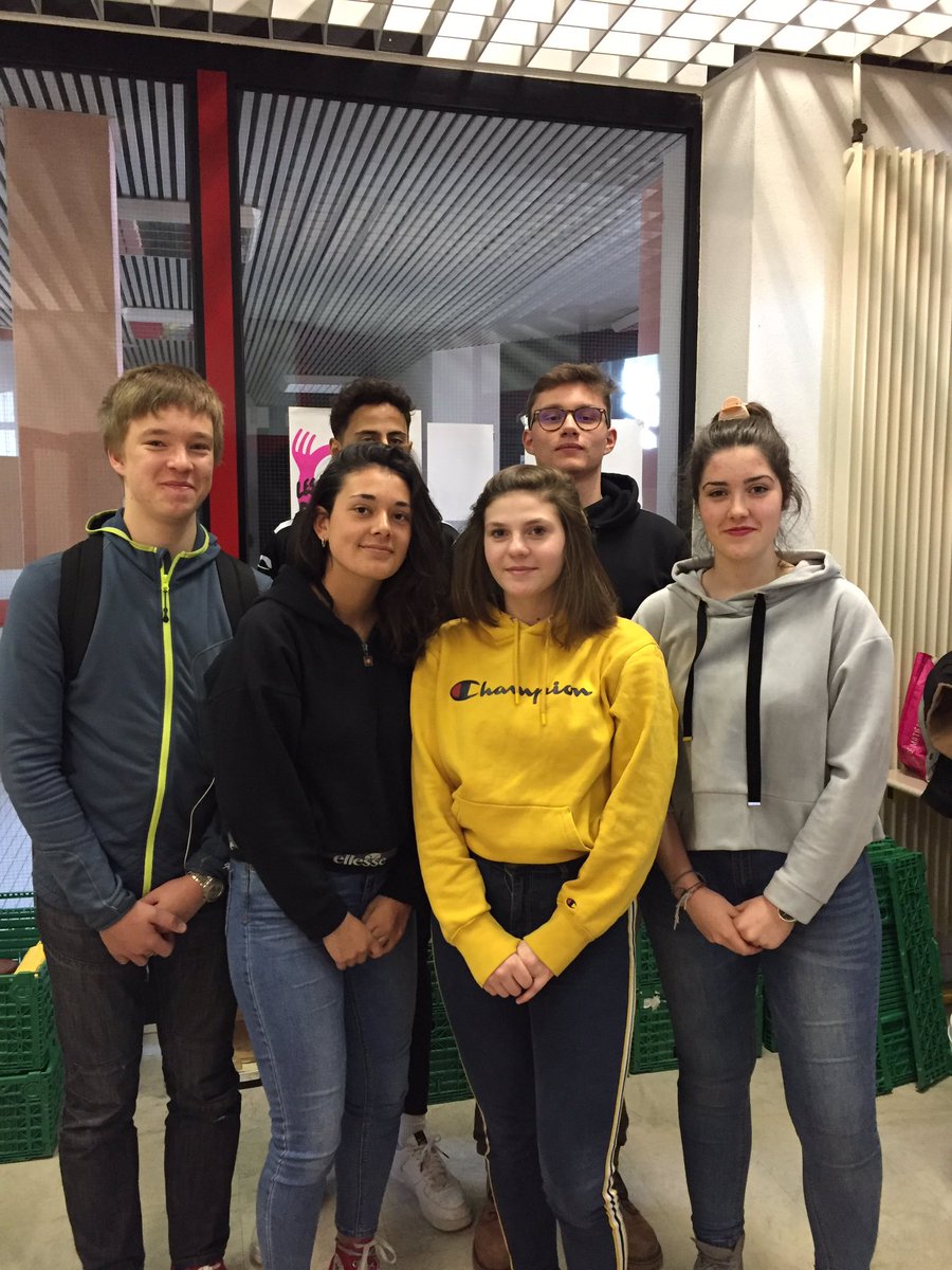 lyceeberard's tweet photo. Les élèves de seconde 3 solidaires des restos du cœur ! Collecte d’habits et de nourriture ! On compte sur vous ! Jusqu’au 9 avril 
@restosducoeur https://t.co/sI6ZLWmmrO