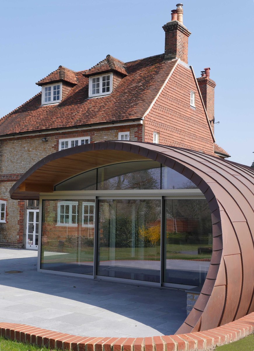 l2i_ltd's tweet image. This stunning property really is a &quot;grand design&quot; the sliding doors in the new copper roof extension really is beautiful. #slidingdoors #fullglass #modernextension #glass #glazing #minimalframe