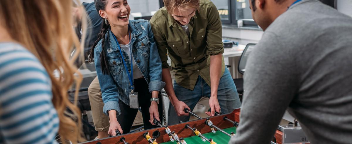 Est-ce que les mots #pissettes, #roulettes, #râteaux ou #brailles vous disent quelque chose ? Toutes les règles du #babyfoot dans notre article urlz.fr/9oCG qui distingue bien les règles officielles et les règles dites de "bistrot". Alors, à vous de jouer maintenant !