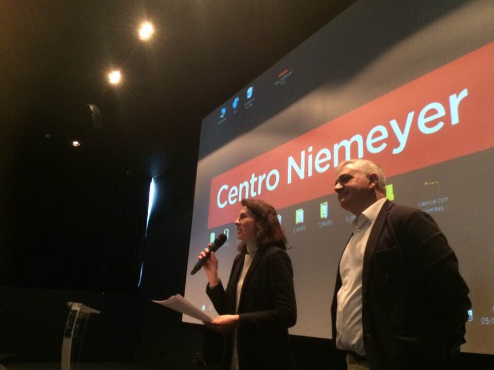 ESAPA_aviles's tweet photo. En el @centroniemeyer presentaciones finales de los grupos de las jornadas #lux02 #bemotion #movilidadsostenible #pedazodealumnostenemos #graciasatodos https://t.co/k3DU3p2bqF