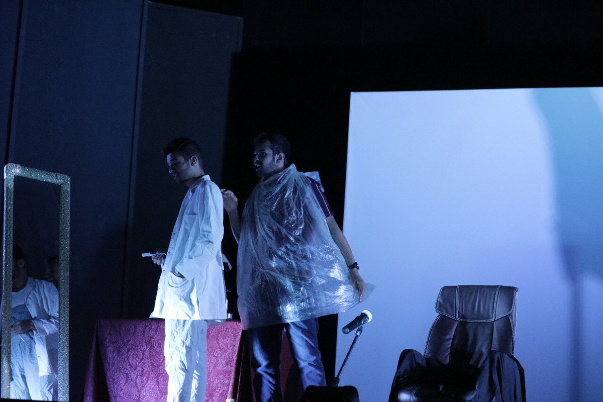 كما أقيمت ضمن الإحتفالية مسرحية صالون حلاقة من تأليف وإخراج محمد الكعبي و تمثيل : فيصل آل مزهر و فواز الشهري .. ادارة انتاج : علي الوادعي و خالد القحطاني .. إضاءة وصوتيات : مشعل القحطاني ، حيث بلغ عدد الحضور  أكثر من ٢١٨ شخصاً #جامعة_الملك_خالد #عمادة_شوؤن_الطلاب