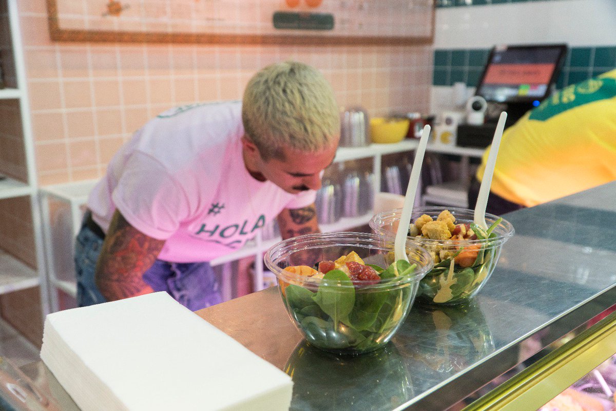 jlvuela's tweet photo. Llega al @mercado_triana en el n#10 @toc_away, la propuesta #healthy y #takeaway de @tuotracocina_ 🥗 TOCKES &amp; 🍔 Burgers flexitarianos, vegetarianos y veganos 🥢 Salud y placer para los sentidos ->👌 https://t.co/bSTeVpvYXD #gastro #gastronomia #tdsgastro #Food #Sevillahoy https://t.co/1X6mhdqBoF