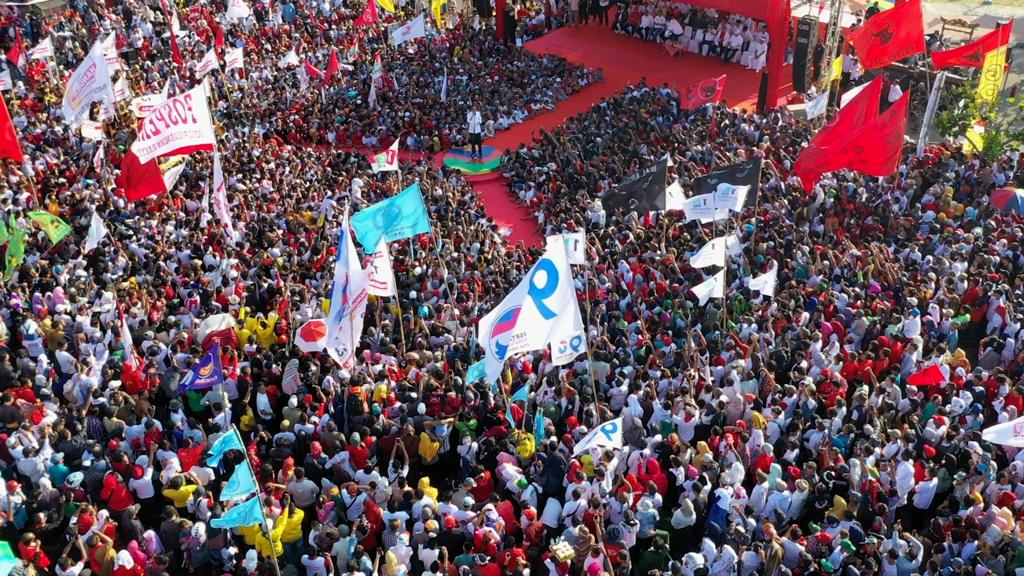 ridlwandjogja's tweet photo. Indramayu full !!! 

#YangPutihItuJokowi https://t.co/PxtBq8sKyY