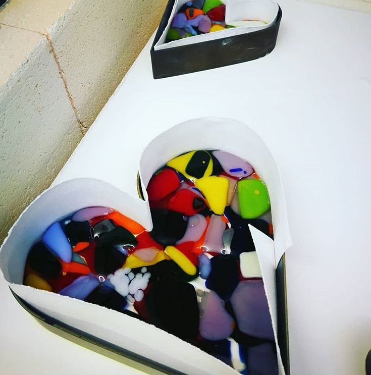 HandpickedHgte's tweet photo. Meet Feature Member | @attheglasshouse The Glasshouse Studio is a fully working glass studio creating fused glass art... plates, coasters, wall hangers, door plaques, kitchen upstands and lots more.  | https://t.co/ecSsJclxfC #Knaresborough #GlassFusion #MakeGlass #GlassMaking https://t.co/lIkTe6gWC4