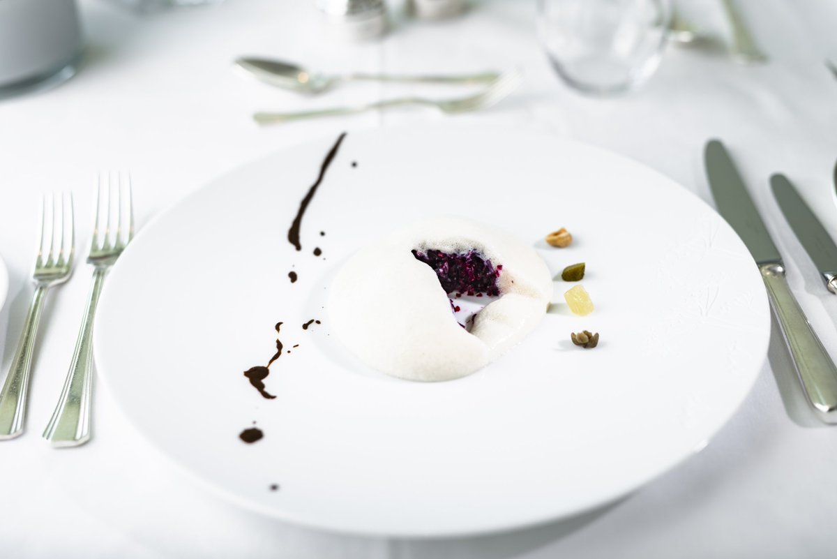 Discover the delicious vegan and gluten free Rouge Biancomangiare - Betroot Tartar. A creation by chef @filippot22 made of biological Betroots, Tofu mousse, soy milk and Licorice sauce - Discover more on cliniquelaprairie.com
#cliniquelaprairie  #healthyfood #gastronomie