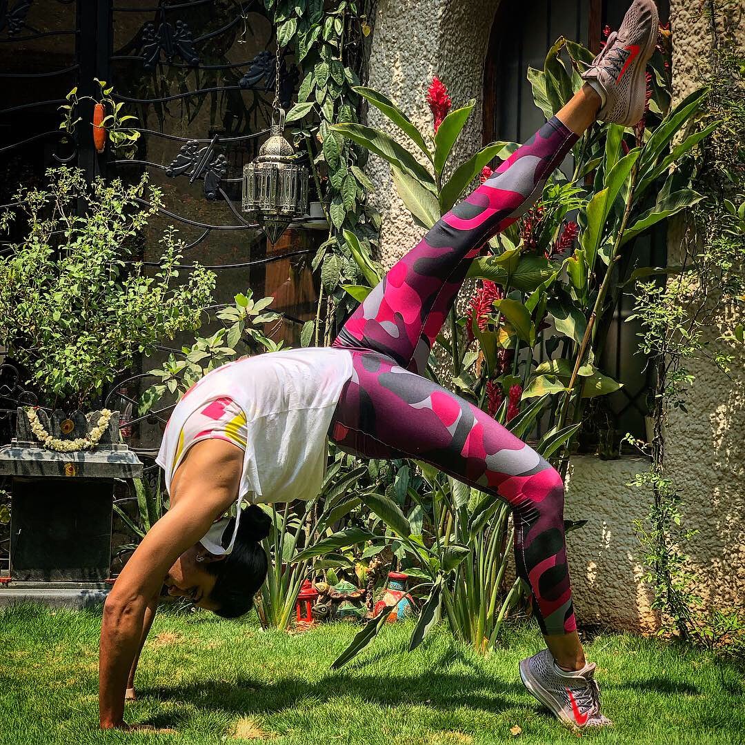 FitternityIndia's tweet photo. Some stretching a day, keeps the injuries away!😏 
Here are few benefits of stretching :
1.Increases your flexibility
2.Increases your range of motion
3.Improves your performance in physical activities
4.Increases blood flow to your muscles
 #fitwithfitternity https://t.co/K2BJ9XojZq