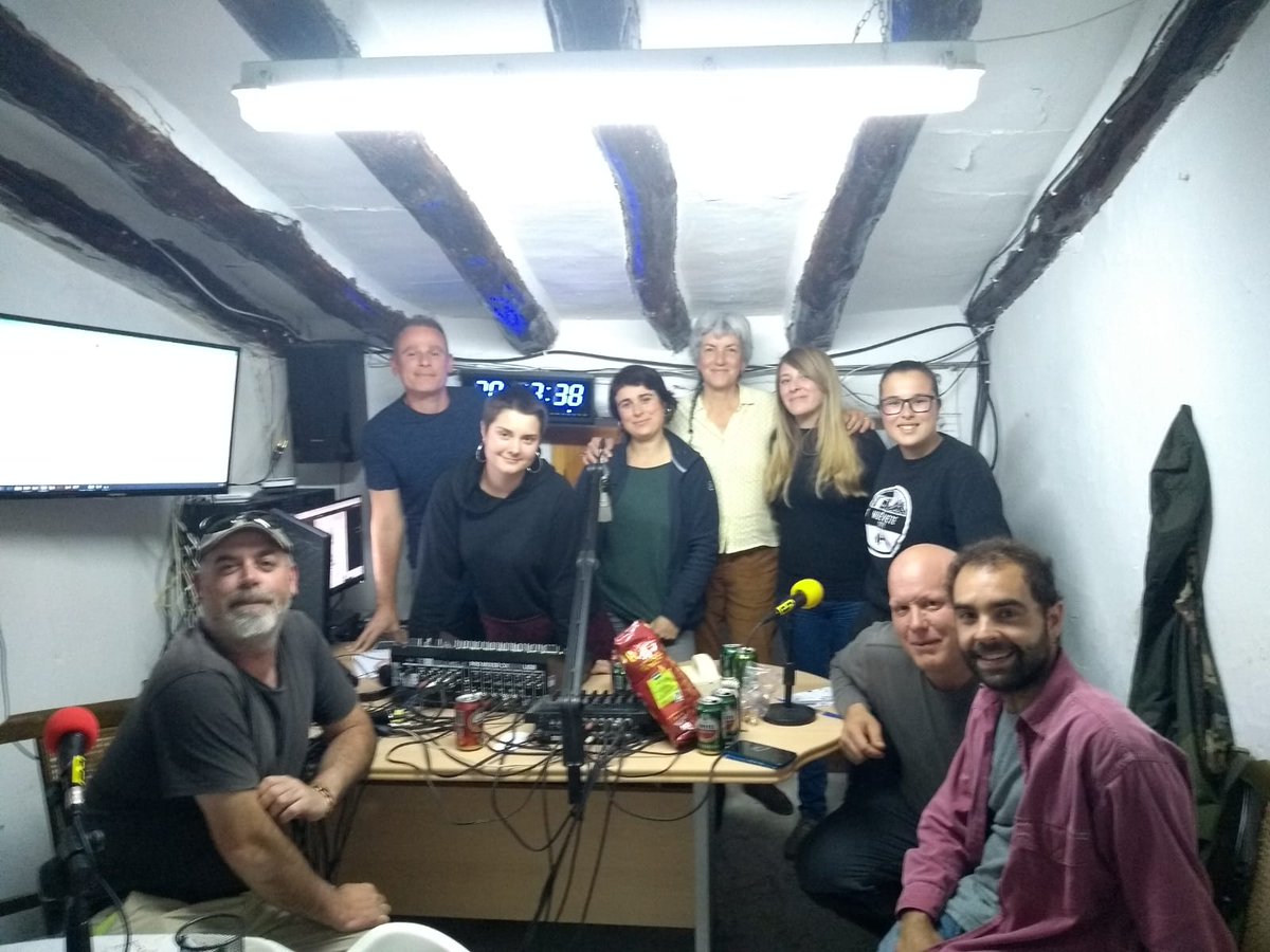 Podcast semanal de Sotelitismo Ilustrado👉bit.ly/2CWKTSo Entrevistamos a Teresa, la maestra del cole. Nos habló de su expcia. y las difs. respecto a la educación en 1 cole urbano. En la sotelitertulia hablamos sobre despoblación rural...¡No te lo pierdas! <a href="/radiovacio/">Radio Vacio</a>