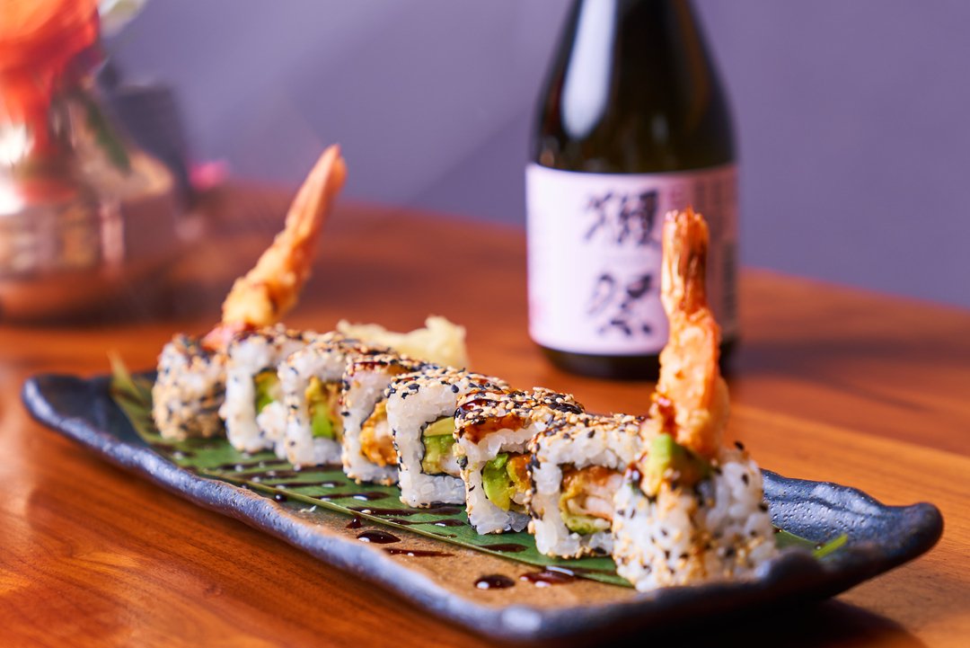 Rock'n Rolling into the weekend.🍤
.
.
. 
#TakaMayfair #Friday #sushi #Rolls #rocknroll #sushitime #japanesefood #weekend #tgif #sake #friends #dinner #booknow #Japanesedining
