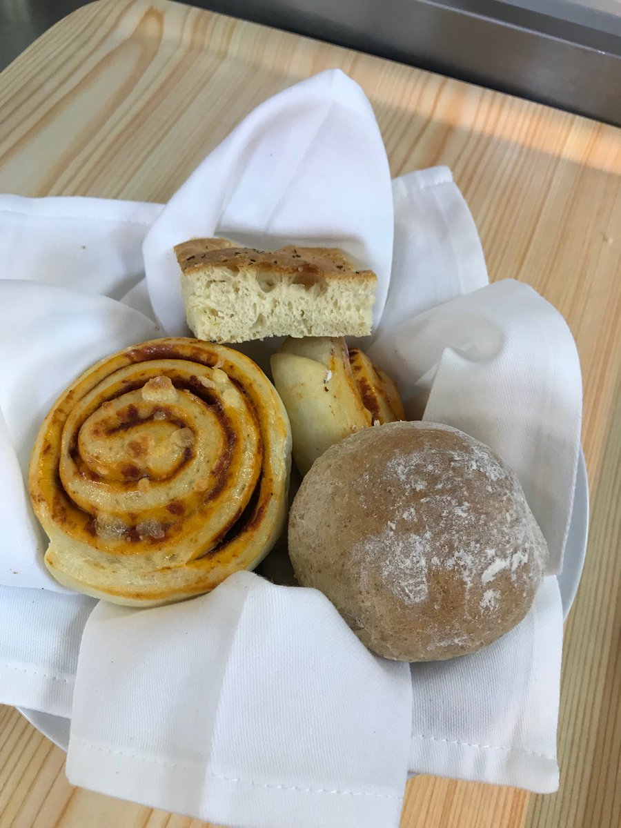 Fresh bread made by our first year students today.  Looks lovely!! ⁦<a href="/paulasummerell/">paula summerell</a>⁩ ⁦<a href="/ColchesterInst/">Colchester Institute</a>⁩ ⁦@CI_CHeFS⁩