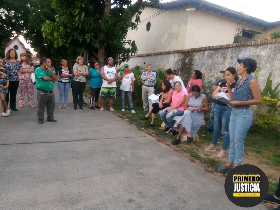 AraurePJ's tweet photo. Asamblea de ciudadanos en la urb Villla Colonial donde se conformaron los comité de ayuda y libertad, juntos recuperaremos a Venezuela. #Operaciónlibertad
------------------------●------------------------
#unidosporlalibertad #Pjluchacontigo #venezuela https://t.co/wLEc6OBshP