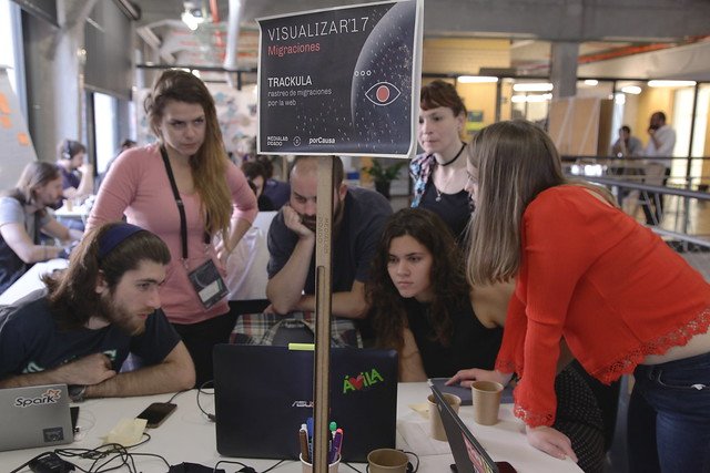 medialabMM's tweet image. Así trabajaba en #Visualizar17 el equipo del proyecto #Tráckula, que en el taller diseñó una extensión para el navegador #Firefox que permite visualizar las cookies de las páginas por las que se navega, con el objeto de proteger nuestros datos. Conoce más: youtube.com/watch?v=ixpbzv…