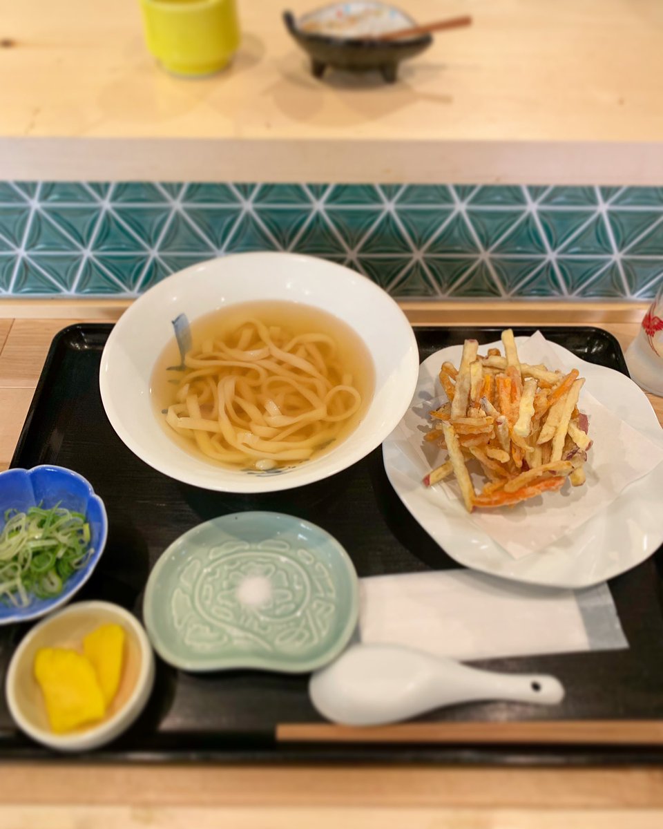 ひらる 先日のお昼 福岡市中央区平尾の 粉やなぎ にて 人参とさつま芋のかき揚げうどん600円など 魚系薫製香が食欲そそるスープ めっさ美味 平尾 うどん 福岡 博多 博多うどん ランチ 福岡市中央区平尾 粉やなぎ ひらる 平尾グルメ