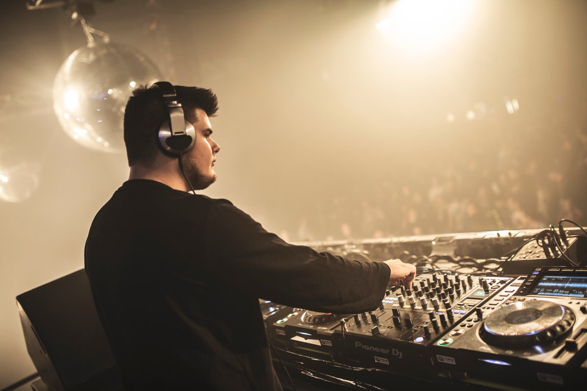 AutismeNVA's tweet photo. Ernst (20) zat jarenlang thuis, op geen enkele school ging het goed. Hij besloot zich volledig te richten op zijn passie: muziek. Nu is hij als DJ Edlan een rijzende ster in de internationale drum and bass wereld.
https://t.co/7ASNNPBTrw…/02/dj-edlan-pak-een-passie-niet-af/ https://t.co/RU8m77ZxWN