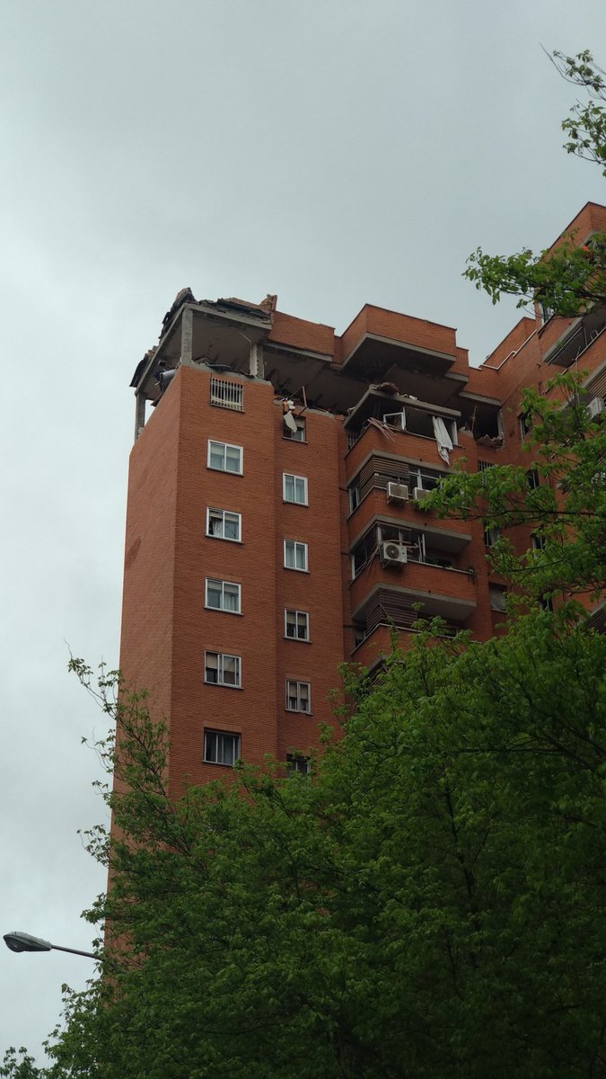 josemm1991's tweet photo. EXPLOSION EN PABLO NERUDA 17. @112 @112cmadrid https://t.co/pADcAuG60n