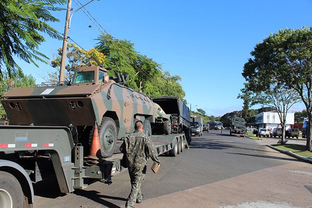 CmdoCMS's tweet photo. Nova Santa Rita (RS) - Entre os dias 21 e 30 de março, o 3º Batalhão de Suprimento participou da Operação Eixo Sul adquiriu containers com materiais militares entre outros materiais transportados pelo Estabelecimento Central de Transportes (ECT). #3ºBSup #Suprir #EB https://t.co/xVCDXd7P2a