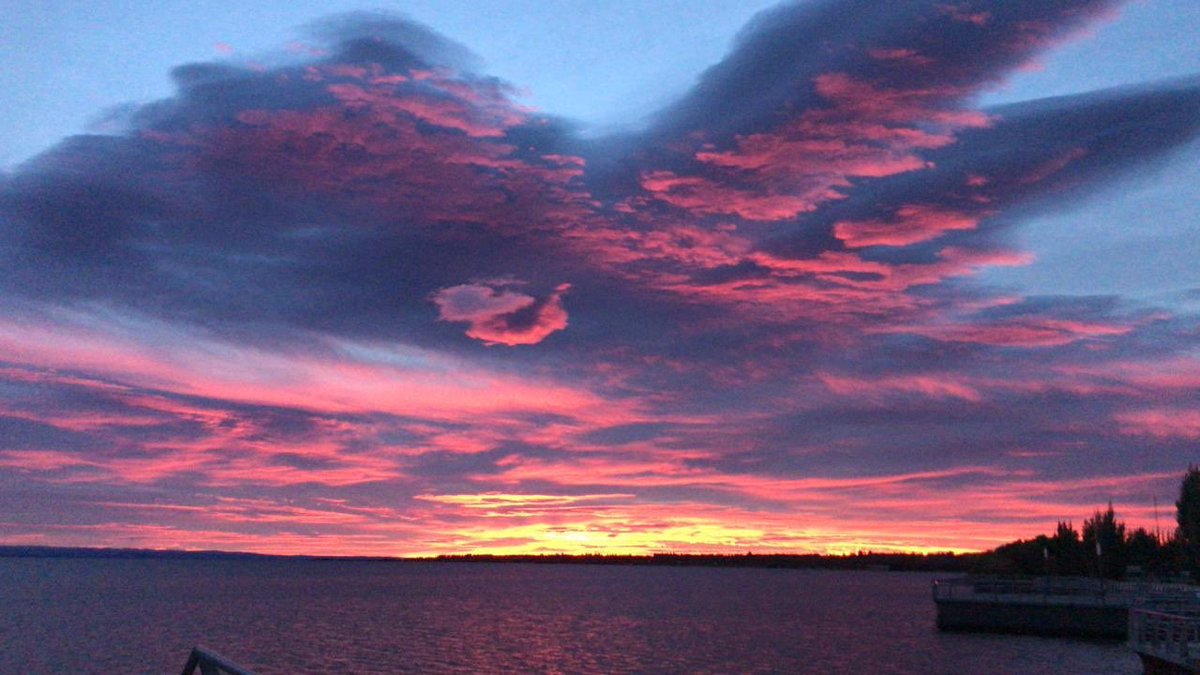 Amanece en Chile Chico, region de Aysen y estamos listos para empezar las atenciones oftalmológicas a la comunidad.
#TodosSomosCienManos
#ChileSinListasdeEspera
#SaluddeCalidadEnTodoChile <a href="/Dr_LCastillo/">Luis Castillo Fuenzalida</a> <a href="/hfuenzalidacruz/">Hector Fuenzalida C</a> <a href="/ESantelicesC/">Emilio Santelices C.</a>