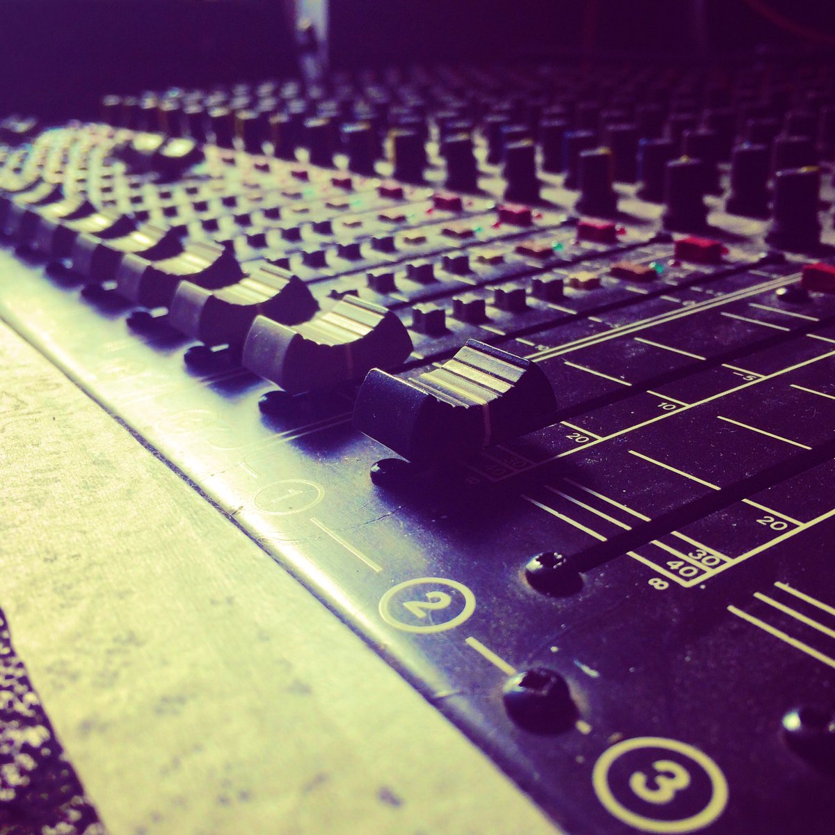 Mixing down a new record today.. analog style 🔥 #musicproducer #recordingstudio #singersongwriter  #shoutout #mixingdesk #analog #mixingsession #soundengineer #NewMusicFriday #indiemusic #alternativemusic #recordlabel #musicproduction #livesession #recording #newrelease