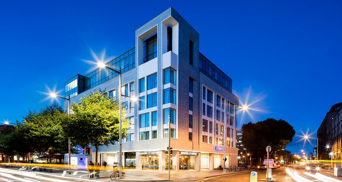 apa_systems's tweet photo. #FlashbackFriday to our @HolidayInn project on O'Connell Street in Dublin City. Our ST70 #HighPerformanceWindow System and our TB50 #Facade System was installed by Mealey Architectural Facades on this building.
#AluminiumWindows #FacadeFriday #FridayFeeling #FridayMotivation https://t.co/uRAX0KhHpb