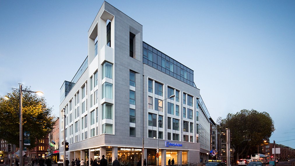 apa_systems's tweet photo. #FlashbackFriday to our @HolidayInn project on O'Connell Street in Dublin City. Our ST70 #HighPerformanceWindow System and our TB50 #Facade System was installed by Mealey Architectural Facades on this building.
#AluminiumWindows #FacadeFriday #FridayFeeling #FridayMotivation https://t.co/uRAX0KhHpb