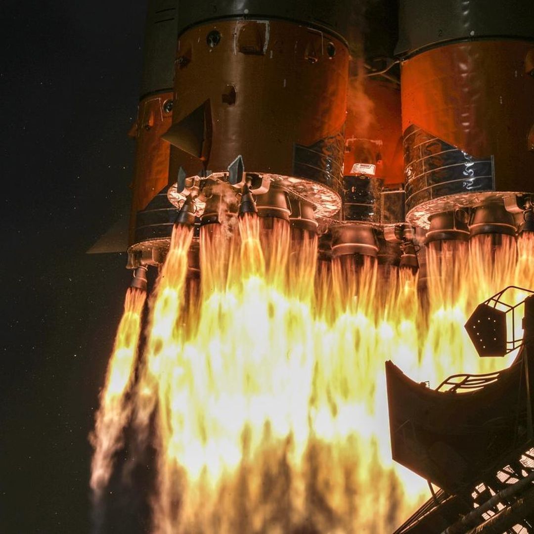 RocketRundown's tweet photo. This may be my favourite launch image of the year so far! 
The launch of the Russian #Progress72 spacecraft aboard a #Soyuz-2 rocket. The cargo spacecraft carried 3.7 tons food, propellant and supplies for the International Space Station. Credit: Roscosmos https://t.co/MmgoxrxKU2