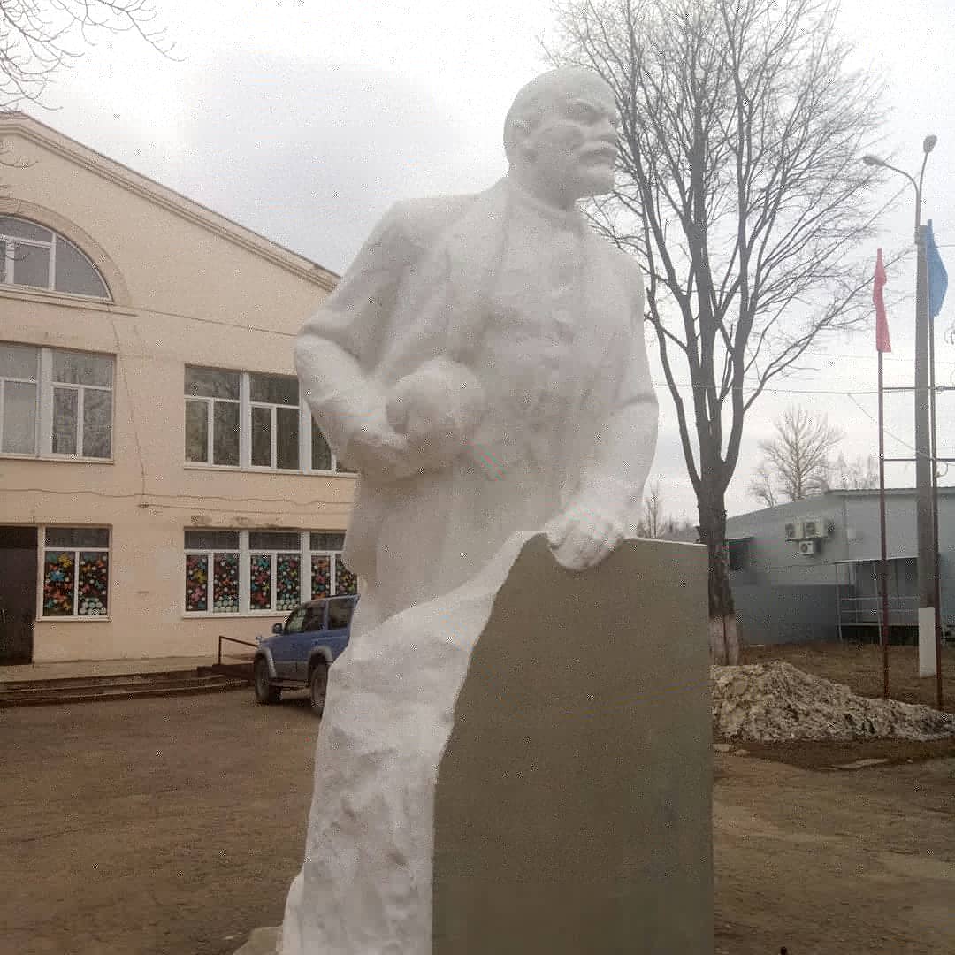onf71's tweet photo. Актив ОНФ выехал в Ревякино. Вопрос с местным домом культуры. Здание 1965 г. требует срочного ремонта. В 2016 недобросовестный подрядчик взялся за ремонт крыши по 《Народному бюджету》, дело до конца не довел. В клубе занимаются 150 человек: и дети, и взрослые. https://t.co/f5uaFgR2Du