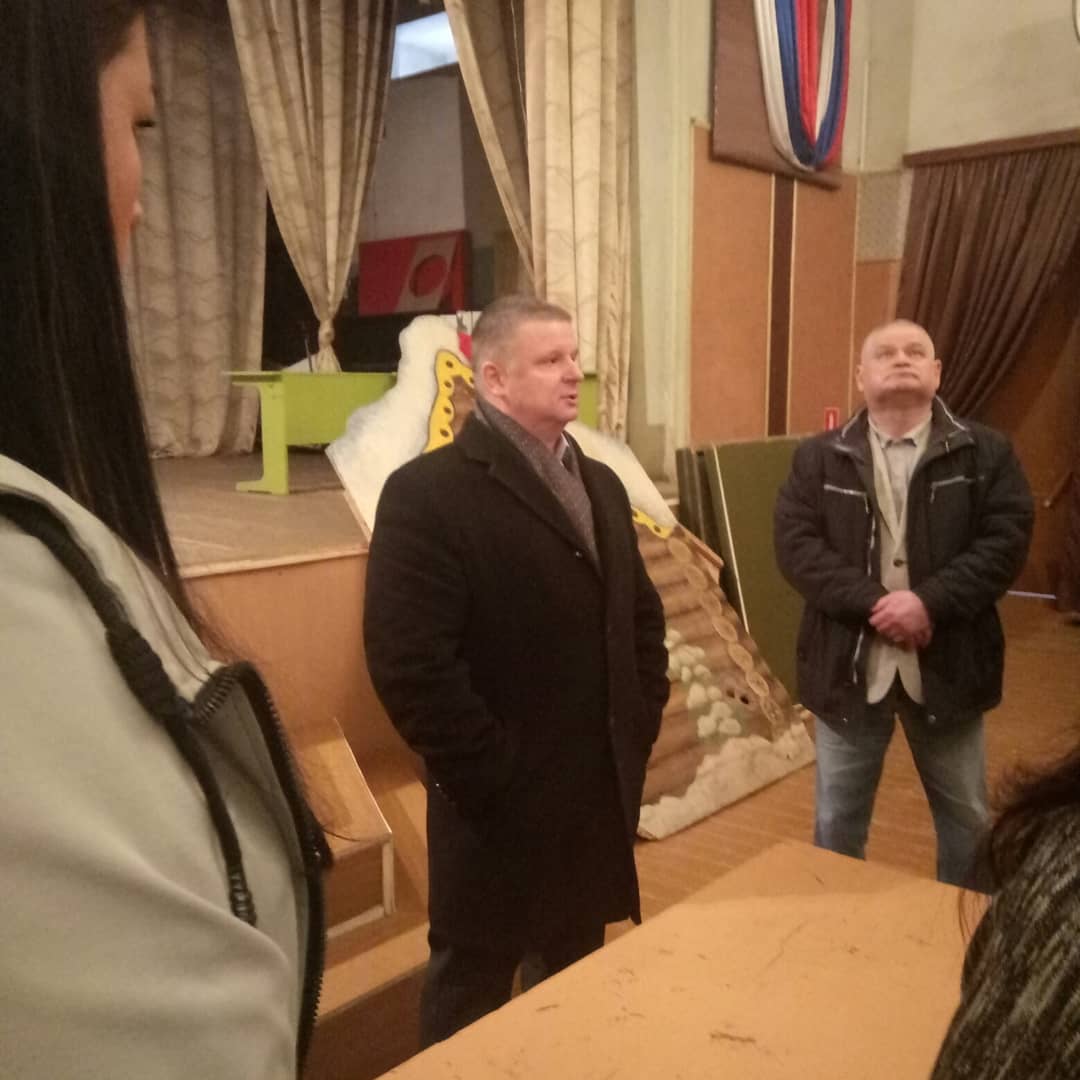 onf71's tweet photo. Актив ОНФ выехал в Ревякино. Вопрос с местным домом культуры. Здание 1965 г. требует срочного ремонта. В 2016 недобросовестный подрядчик взялся за ремонт крыши по 《Народному бюджету》, дело до конца не довел. В клубе занимаются 150 человек: и дети, и взрослые. https://t.co/f5uaFgR2Du