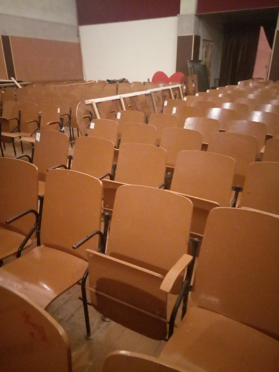 Актив ОНФ выехал в Ревякино. Вопрос с местным домом культуры. Здание 1965 г. требует срочного ремонта. В 2016 недобросовестный подрядчик взялся за ремонт крыши по 《Народному бюджету》, дело до конца не довел. В клубе занимаются 150 человек: и дети, и взрослые.