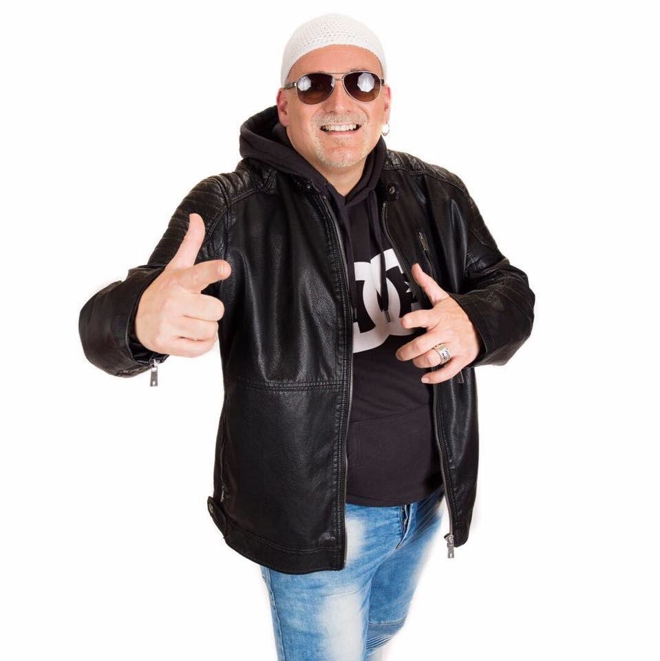 Met gepaste trots kunnen we melden dat Dee-Jay-Ötzi exclusief vertegenwoordigd wordt door Oktoberfeestartiesten.nl 
Met zijn DJ Ötzi Tribute Show komt een selectie van de grootste hits voorbij! Een gegarandeerd Après-Ski feestje voor jong en oud! oktoberfeestartiesten.nl/nieuwsbericht/…