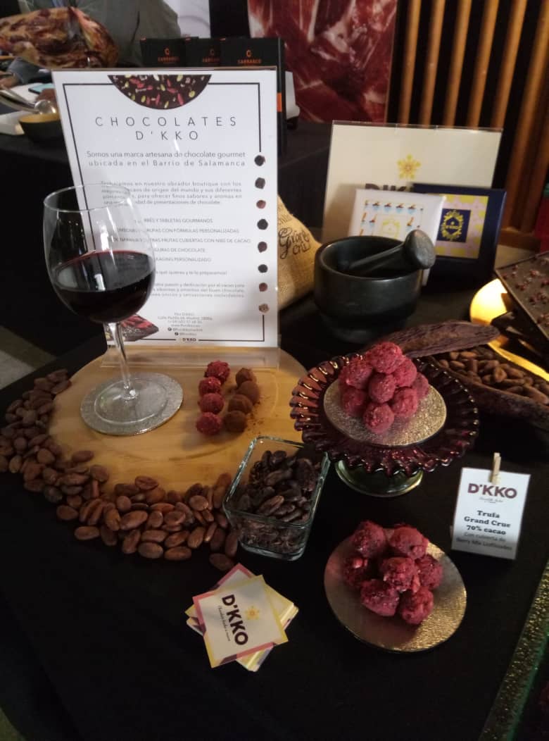 En #Flordkko Seguimos sorprendiendo a los paladares más exigentes con innovadoras propuestas de Maridaje con Chocolates Grand Cru. En esta oportunidad en la 5ta Edición de Vinos Radicales en el Colegio de Arquitectos de Madrid donde encantamos a sumilleres y sibaritas por igual!