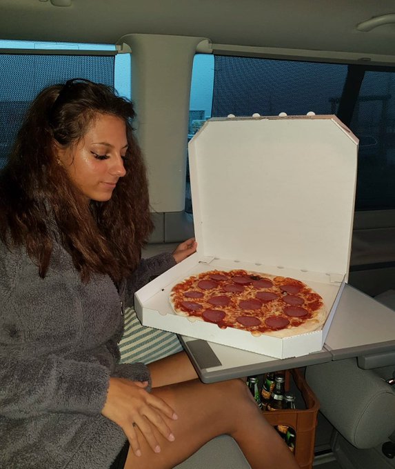 Wer m&ouml;chte auch was? 😋 Mit was magst du Pizza am liebsten belegt? 🍕 . . . ➡️ www KaitySun com . . . #Pizza<a href="/tag/hungry"class="tags"><span>#hungry</span></a><a href="/tag/girl"class="tags"><span>#girl</span></a><a href="/tag/food"class="tags"><span>#food</span></a><a href="/tag/foodie"class="tags"><span>#foodie</span></a><a href="/tag/pasta"class="tags"><span>#pasta</span></a><a href="/tag/foodgasm"class="tags"><span>#foodgasm</span></a><a href="/tag/foodporn"class="tags"><span>#foodporn</span></a>
