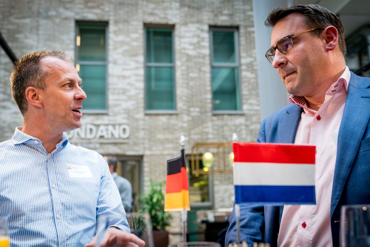 Newsroom070's tweet photo. Een van de speerpunten van de Haagse Ondernemersagenda is groei 📈 Internationaliseren is een mogelijke route hiervoor. De gemeente begeleidt daarom het komende jaar 10 Haagse ondernemers bij het oriënteren op de Duitse afzetmarkt 🇩🇪🇳🇱 https://t.co/LsbMsWkq5s @RicharddeMos https://t.co/SfVjwQIOb2