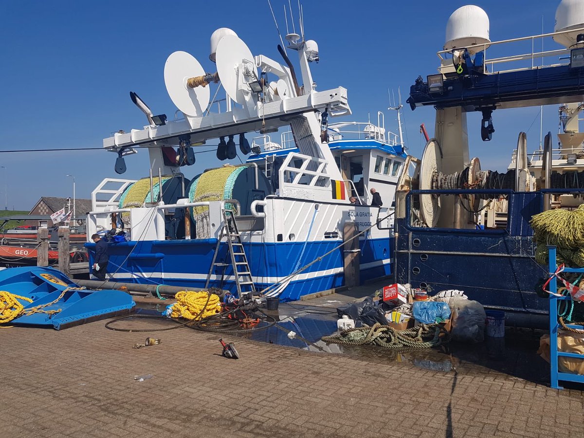 AlbertVCU's tweet photo. Z 300 aan het optuigen in Stellendam en UK 153 leeghalen voor onderhoud. #Twinriggen #Flyshooten #Fishing https://t.co/j0ktWMcMua