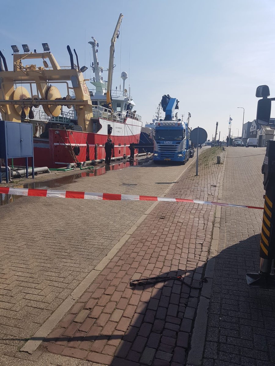AlbertVCU's tweet photo. Z 300 aan het optuigen in Stellendam en UK 153 leeghalen voor onderhoud. #Twinriggen #Flyshooten #Fishing https://t.co/j0ktWMcMua