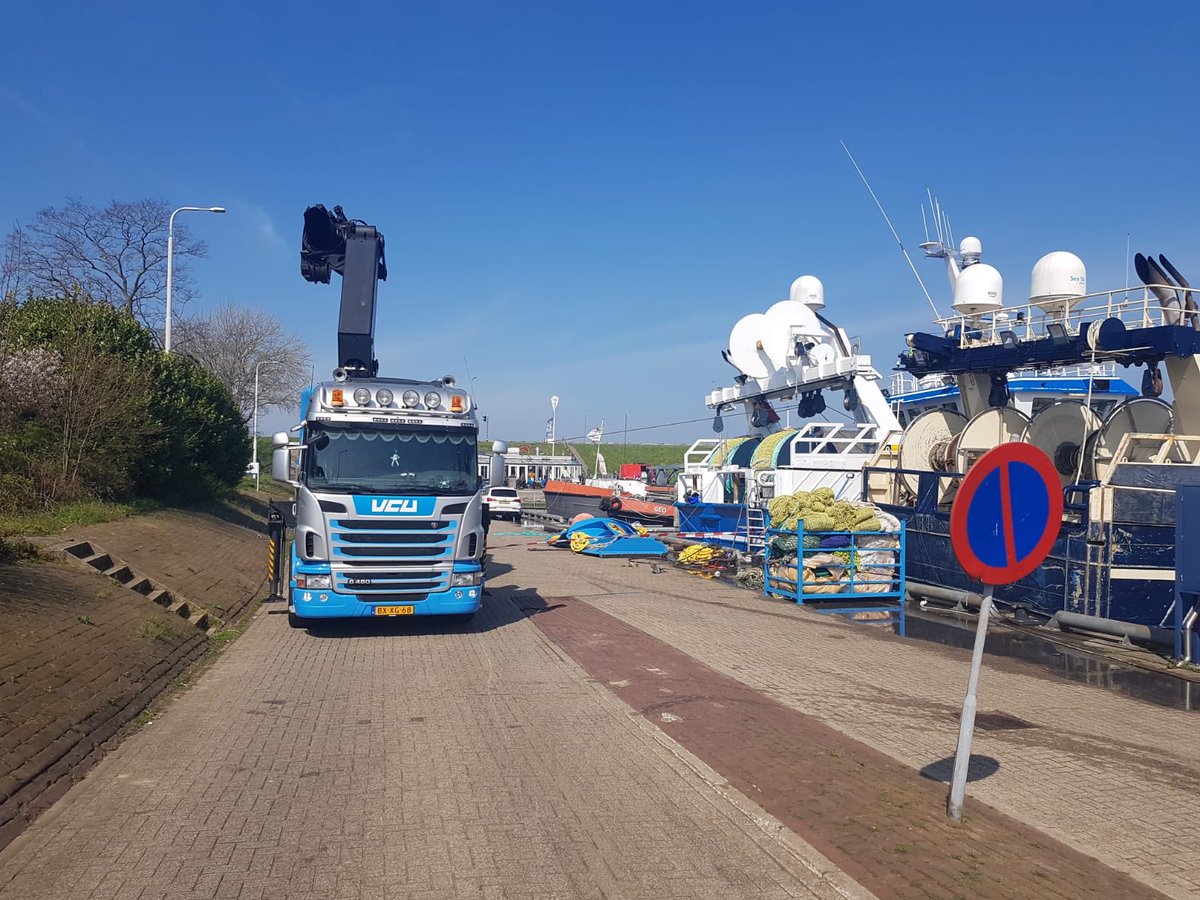 AlbertVCU's tweet photo. Z 300 aan het optuigen in Stellendam en UK 153 leeghalen voor onderhoud. #Twinriggen #Flyshooten #Fishing https://t.co/j0ktWMcMua