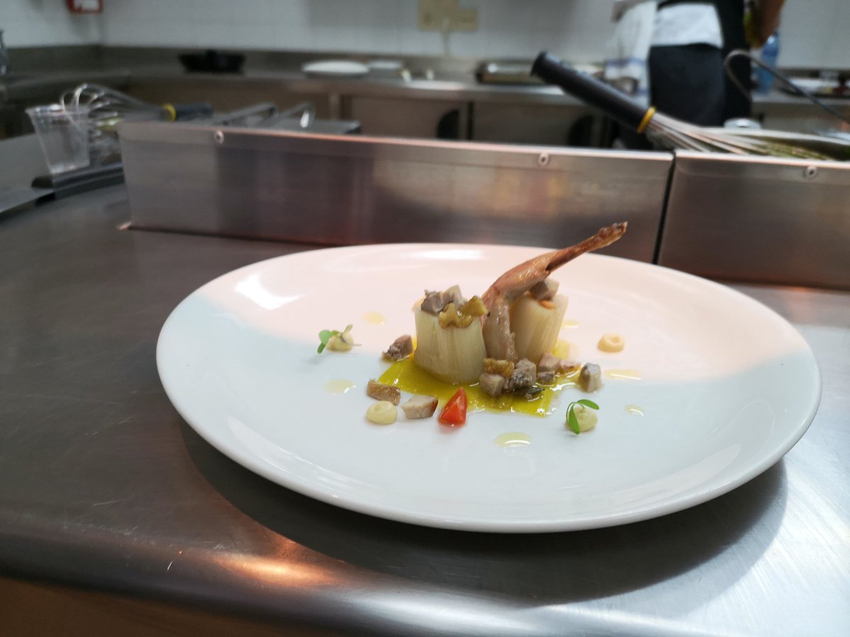 Re_late_'s tweet photo. En el segundo día de las jornadas de @Re_late_ estamos disfrutando del show cooking realizado por @EscuelaGuayente @TOPIzgz, disfrutando de unos platos riquísimos y aprendiendo a cocinar más saludable https://t.co/lajzMTg0I5