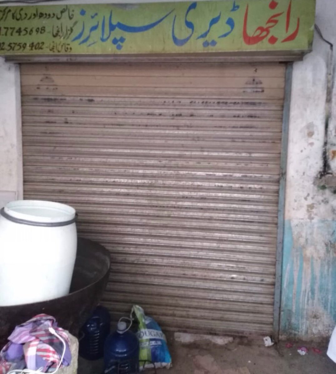 bilawalsaif's tweet photo. @dcislamabad 
ICT Administration+PFA teams checked food units at Mera abadi G11 &amp; sealed:
1. Sadabahar meat shop 
2. Ranjha dairy
3. Haq bahu dairy
4. Bismillah dairy
for adulteration and violation of food laws. 

Adulterated Milk discarded: 1200 ltrs
Rotten Meat discarded: 40 kg https://t.co/a4Zi4RR5RZ