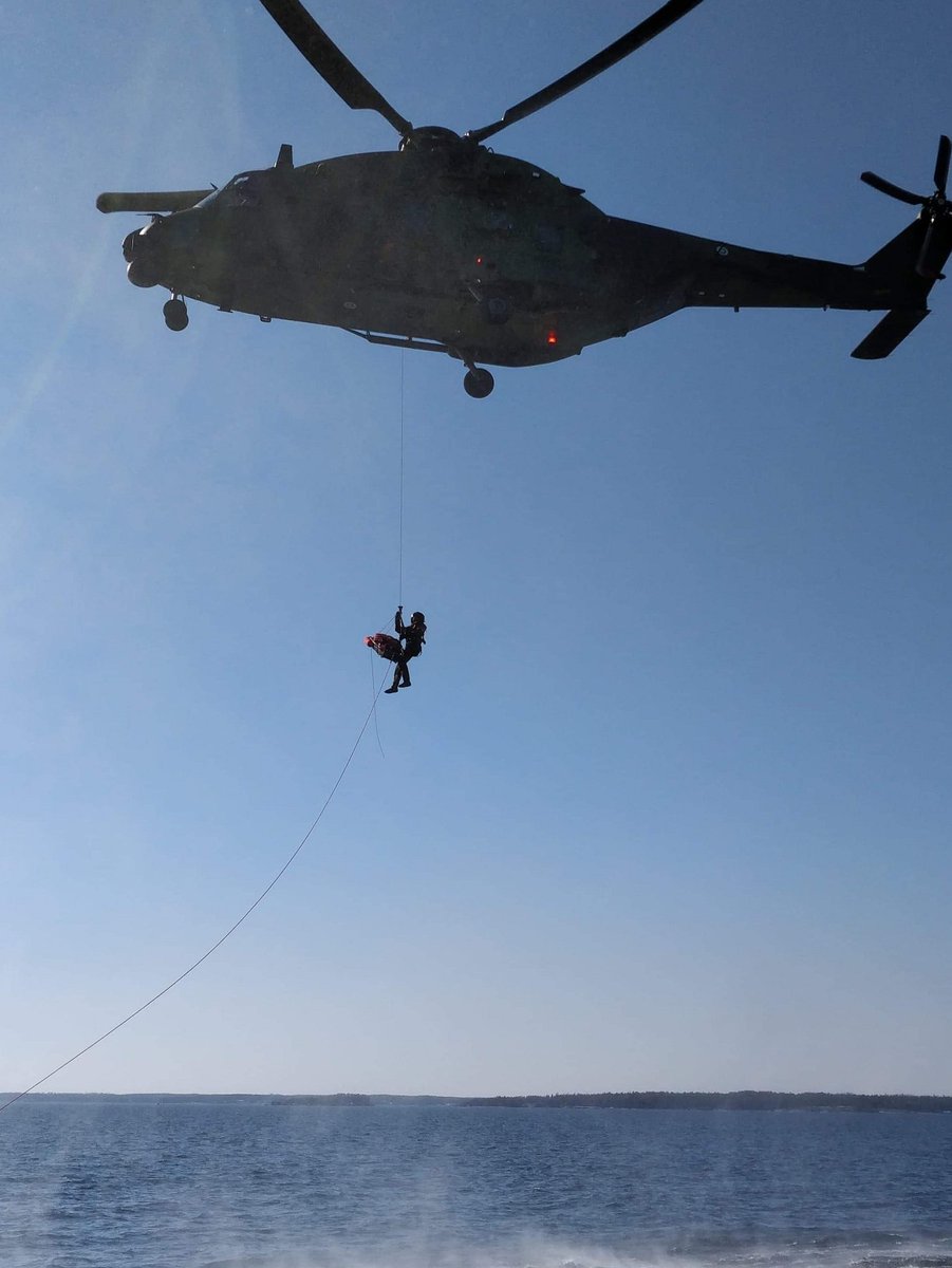 UtinJR's tweet photo. Hiukan toisenlainen toimisto... #Helikopteripataljoona'n #pintapelastaja't ja lentomiehistöt järjestivät meripelastustehtäviin liittyvän vinssausharjoituksen tänään Suomenlahdella #utjr #hekop #nh90 #valmius #maavoimat https://t.co/sLEqVb6hWr
