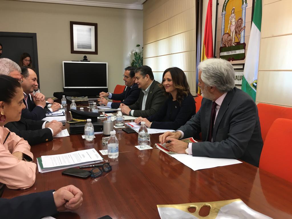 E112Andalucia's tweet photo. #PlanCerro La reunión de coordinación, que ha contado con la delegada de @JaenJunta Maribel Lozano y representantes de otros operativos intervinientes, apuesta por mantener un importante nivel de seguridad ante la previsión de llegada de miles de personas al Cerro de la Cabeza https://t.co/UbaCj0kZs2