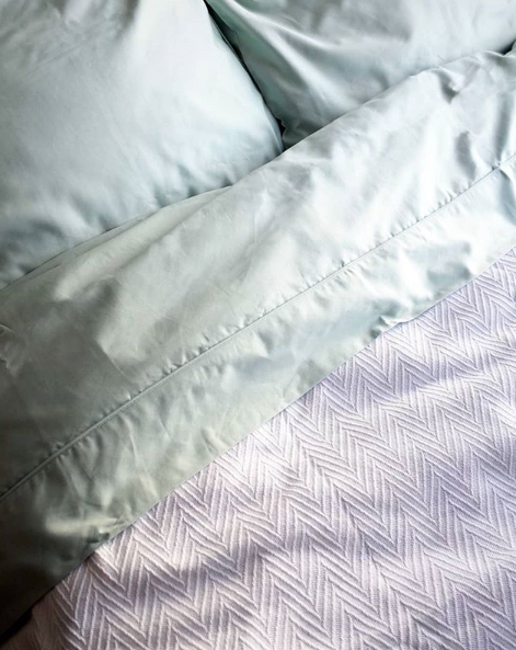 ILuvSailing's tweet photo. Want to make your cabin a little bit more relaxing? Try switching out white sheets for a new color: pale blue, soft grey, and deep blue are all soothing colors. Sea is one of our top selling sheets shown here with our Metro Stitch Footed Blanket🌛 https://t.co/5jZFjrO709 https://t.co/X8bM66yVIM