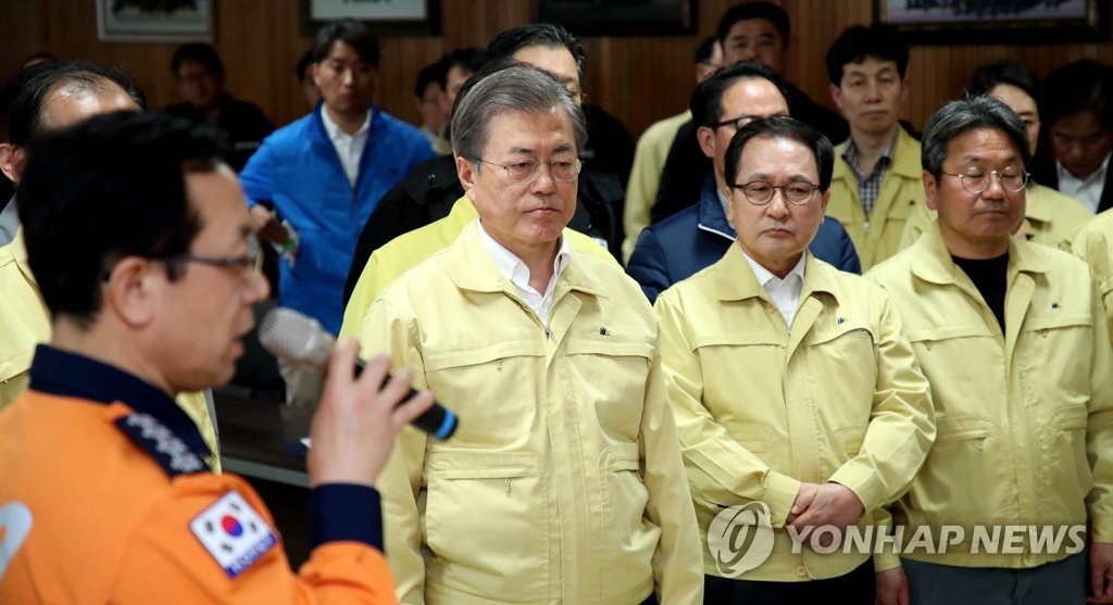 President #MoonJaeIn Makes Surprise Visit to Site of #MassiveFire in #Goseong
bit.ly/2uPbI6x