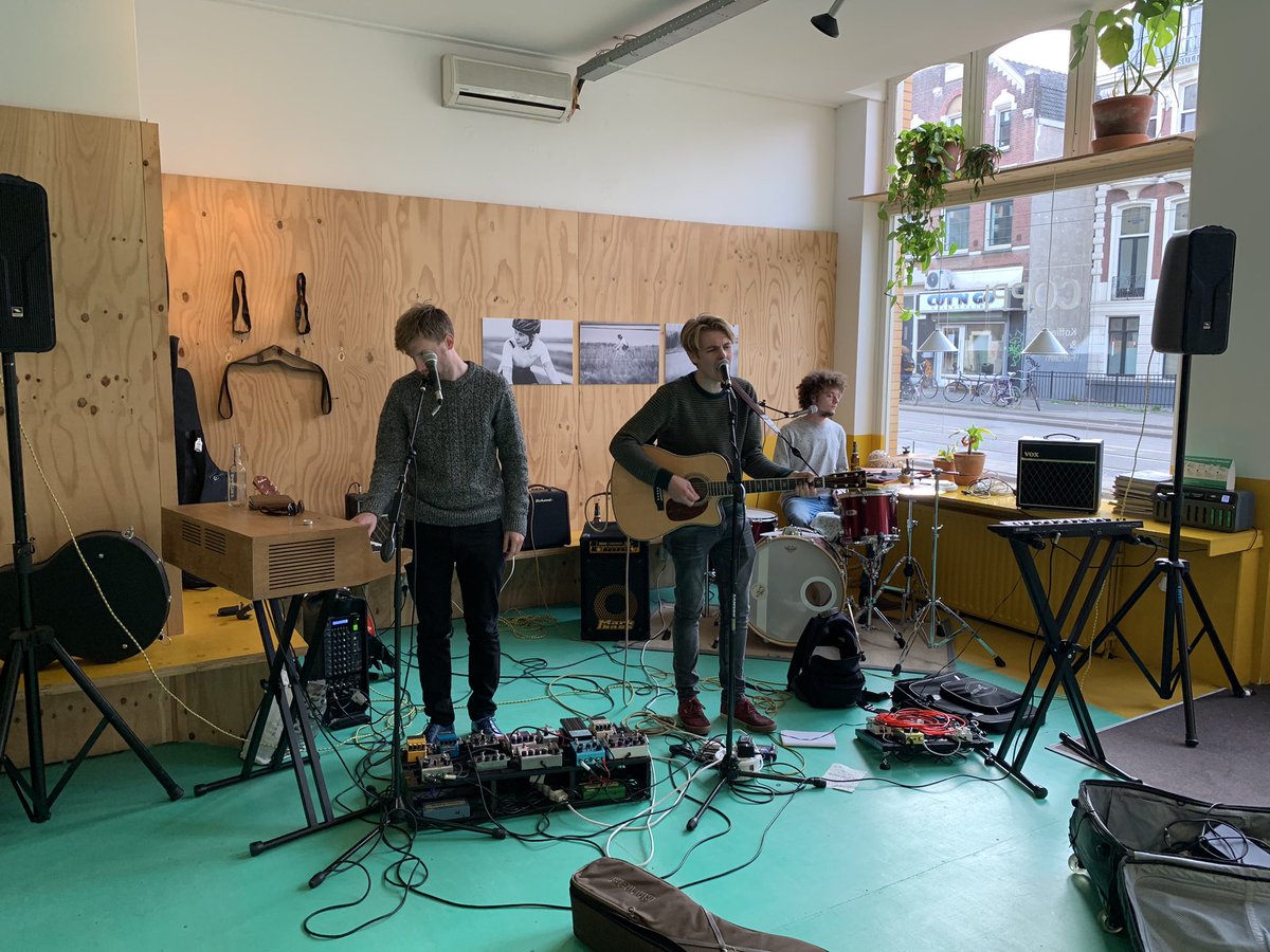 Band is druk met soundcheck en PopUp 010-crew haalt pizza’s bij Angelo Betti.