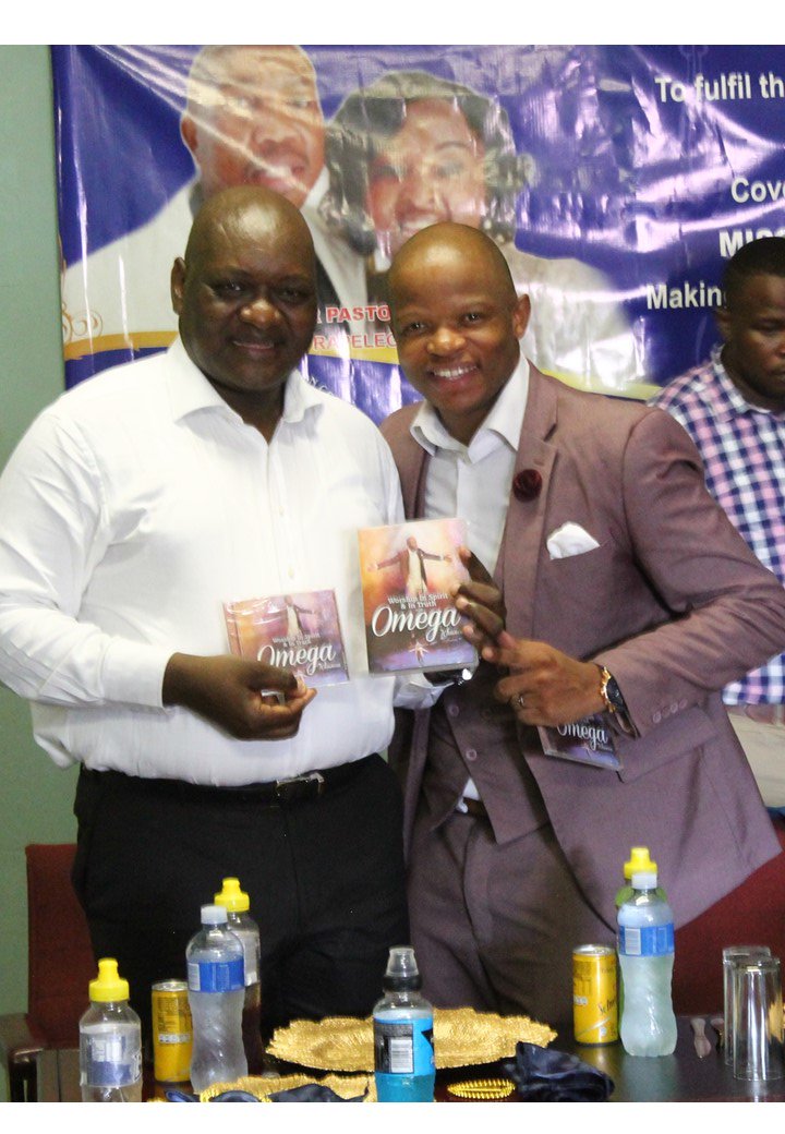 OmegaKhunou's tweet photo. Presenting Worship in Spirit and in truth with Omega Khunou CD and DVD to the Premier of Gauteng Mr Makhura after a powerful service at HCC-Apostle Rapelego and  Thape Rapelego, i told him he must go learn the #Omodimo dance, next time i see him he must join me on stage🤣🤣 https://t.co/jhPEhuWIts