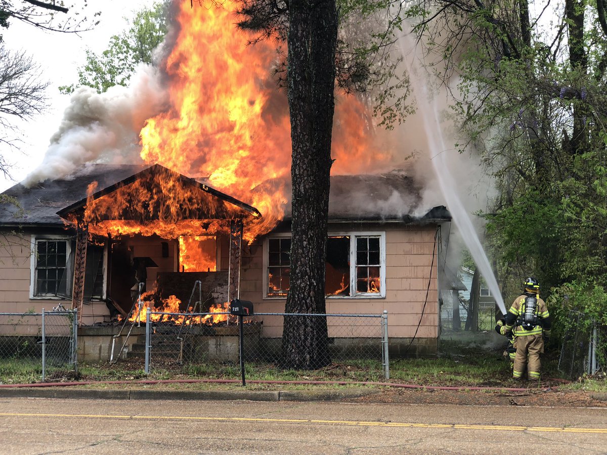 life_SDN's tweet photo. This is the second controlled burn in the area for SFD this morning. https://t.co/TfSJuAv1Iz