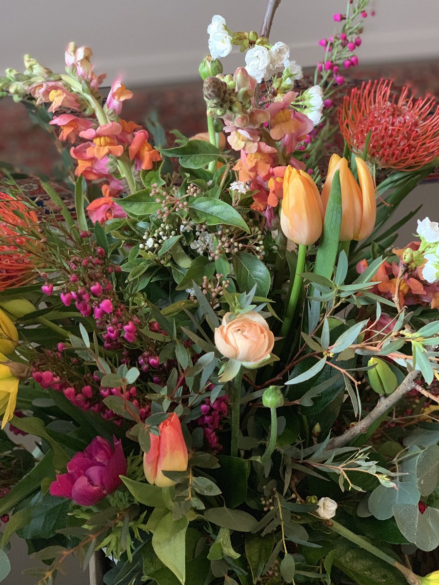 PalaceCafeCater's tweet photo. Happy Friday! Sharing this beautiful bouquet of 💐 delivered to us on this gloomy Friday morning from Aili Ice Design. Contact us today for your catering needs. #catering #FridayFeeling  #fullservice #BayArea #events #venues #spring #meetingplanners #flowers https://t.co/HvGsJCKcxO