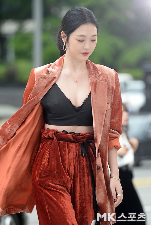 fxfits's tweet photo. :¨·.·¨:                                                        
 `·.. #설리 ♡ sulli 
.*˳✧༚ https://t.co/WMHkncrIjJ
