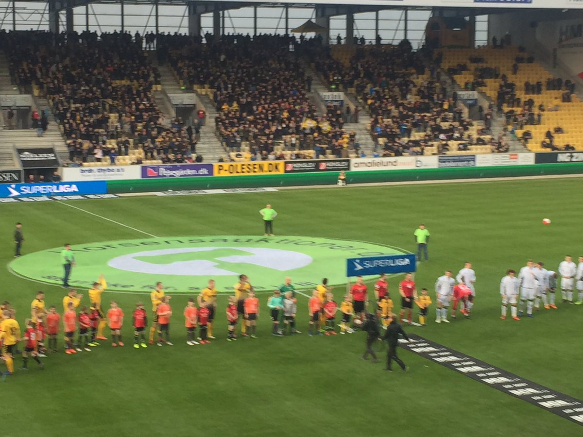 I denne SL-runde når jeg 5 ud af 7 kampe live. Lige nu ACH-AGF, i morgen RFC-Vendsyssel. På søndag Vejle-SE og OB-FCK. Mandag en tur til Farum for at se FCN-BIF. #sldk #U21